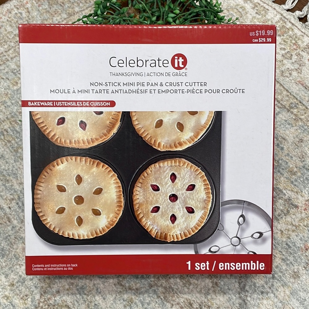 Celebrate It pan & cutter set